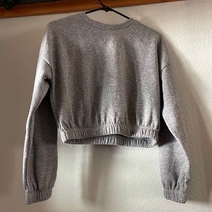 Long sleeve grey crop top.